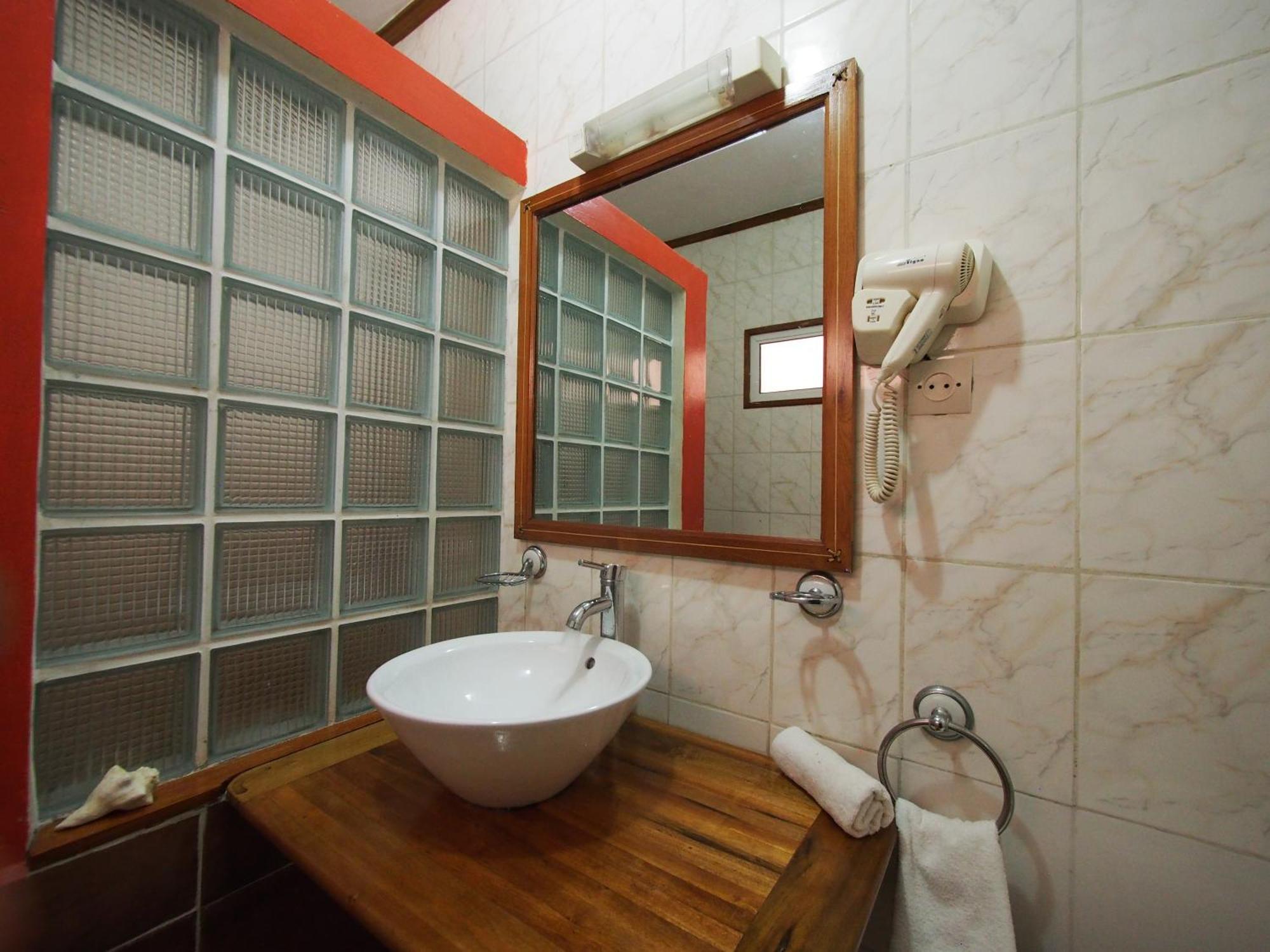 Island Continent Hotel Ivato  Luaran gambar