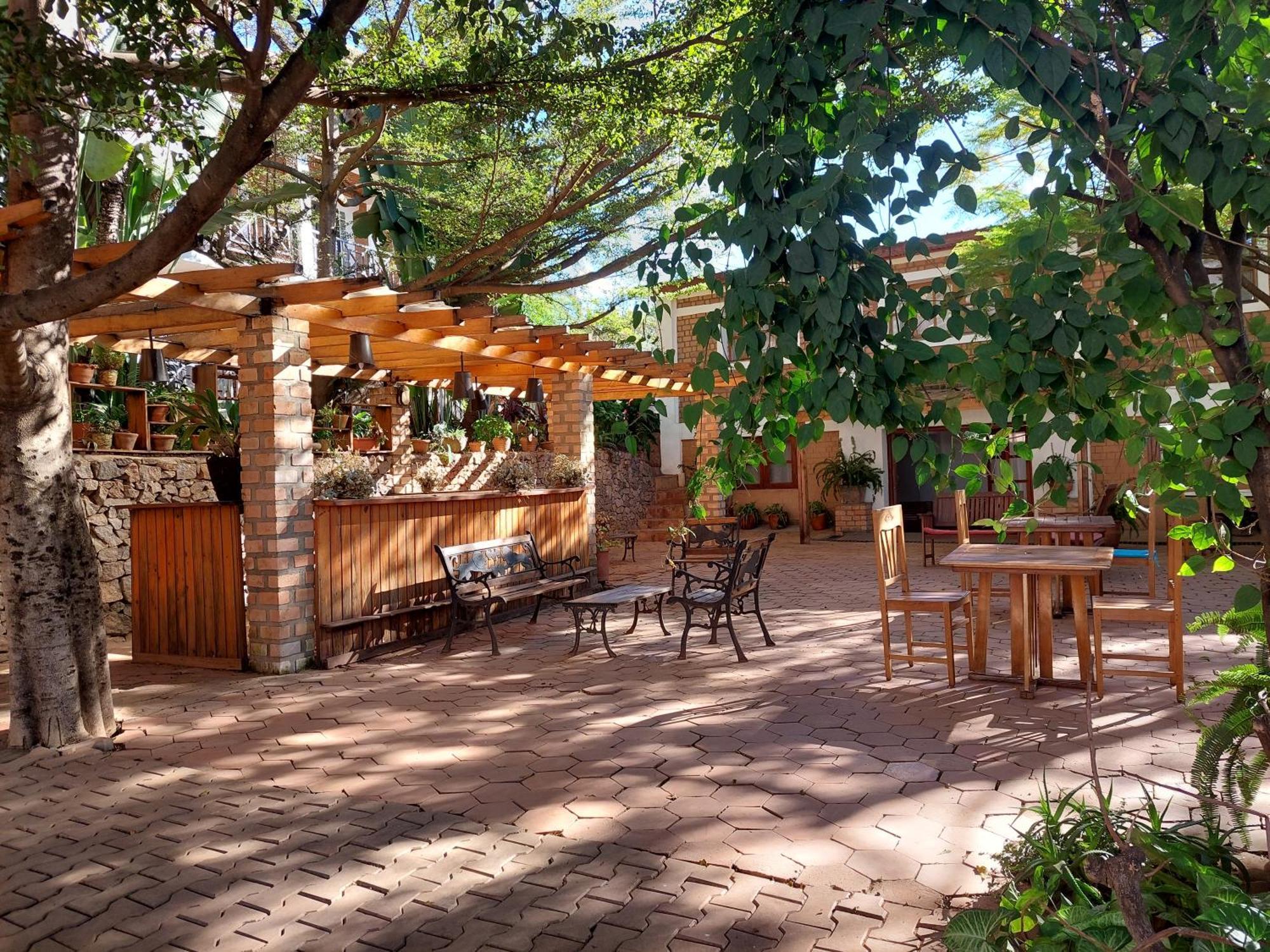 Island Continent Hotel Ivato  Luaran gambar