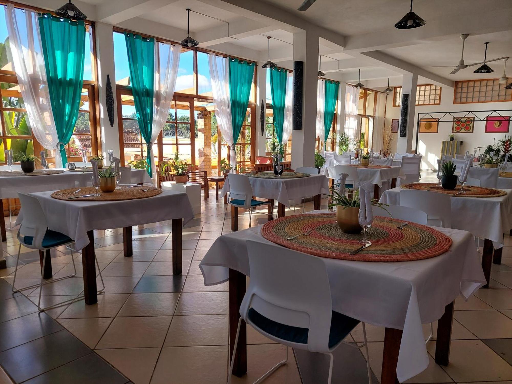 Island Continent Hotel Ivato  Luaran gambar