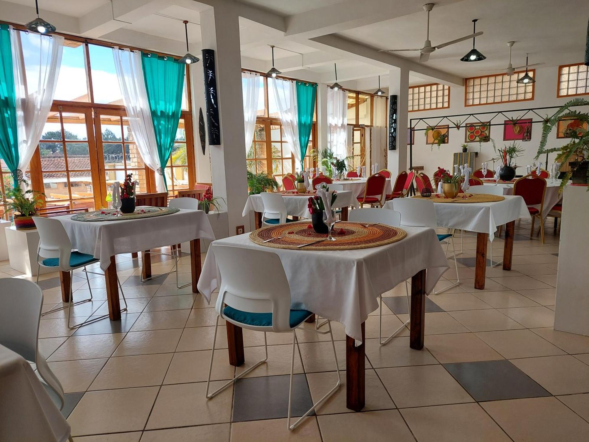 Island Continent Hotel Ivato  Luaran gambar