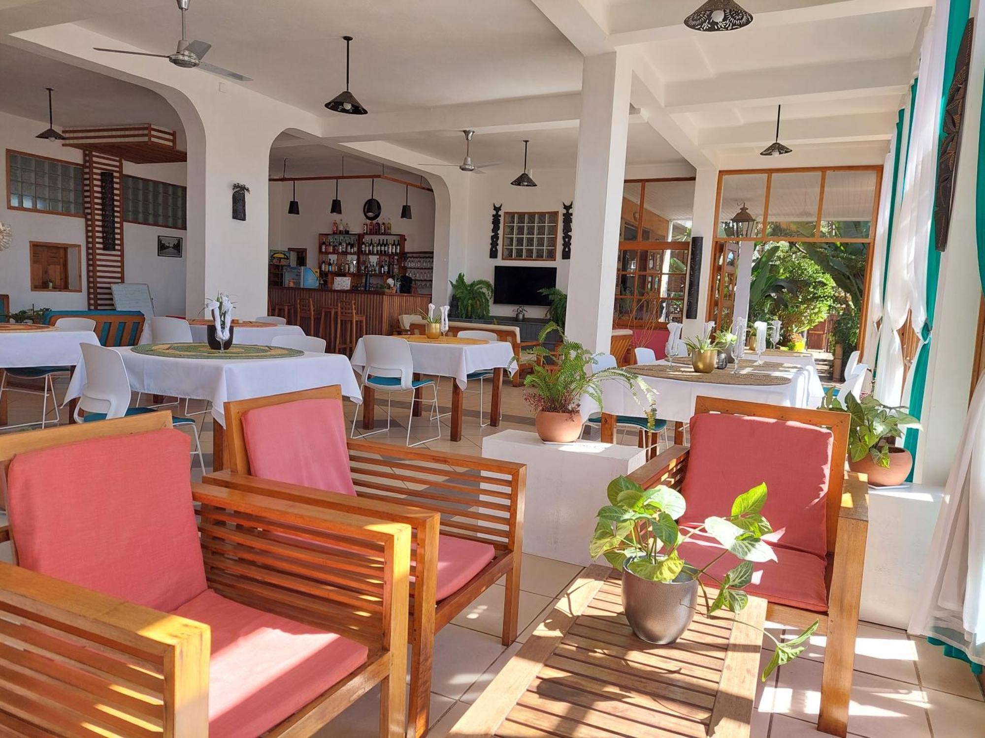 Island Continent Hotel Ivato  Luaran gambar